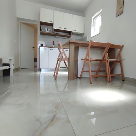 Apartment With Terrace And Garden Pirovac Dış mekan fotoğraf