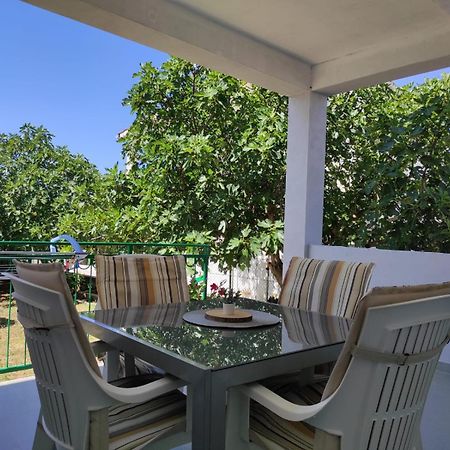 Apartment With Terrace And Garden Pirovac Dış mekan fotoğraf