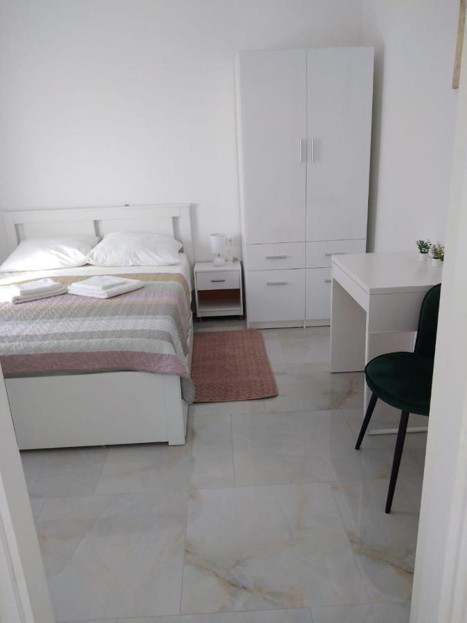 Apartment With Terrace And Garden Pirovac Dış mekan fotoğraf