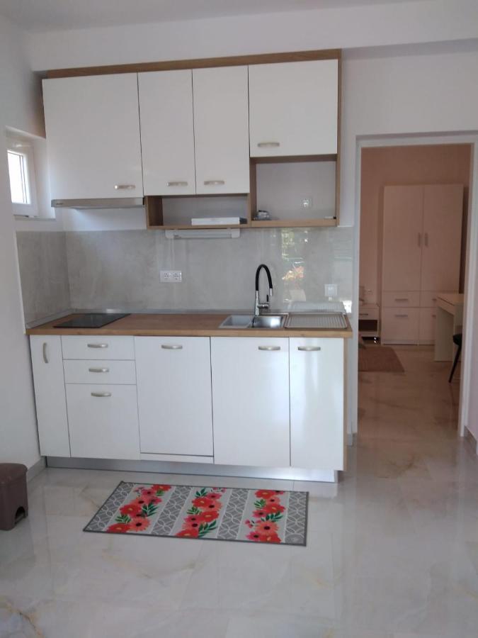 Apartment With Terrace And Garden Pirovac Dış mekan fotoğraf