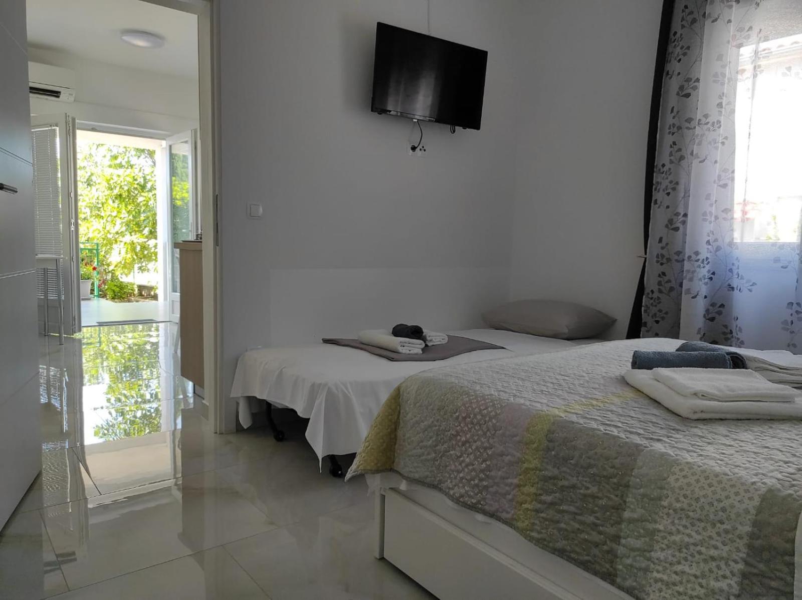 Apartment With Terrace And Garden Pirovac Dış mekan fotoğraf
